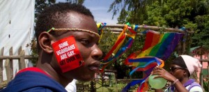 un-homme-avec-un-autocollant-sur-la-joue-disant-certains-ougandais-sont-gays-acceptez-le-lors-de-la-gay-pride-a-entebbe-le-9-aout-2014_5010673